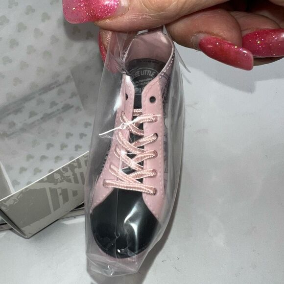 Disney Lacers The Three Little Pigs Shoe Vinyl Collectible Artist Series 2 D23 - Picture 2 of 9